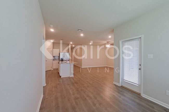 Photo - 121 Yardley Ct