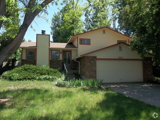 Building Photo - Spacious Tri-Level Home with Yard & Garage