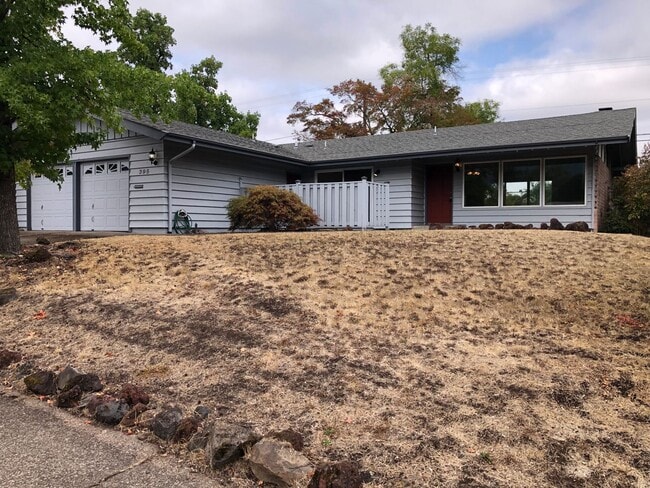 Building Photo - Updated 3 bedroom 1 1/2 bath home in a gre...