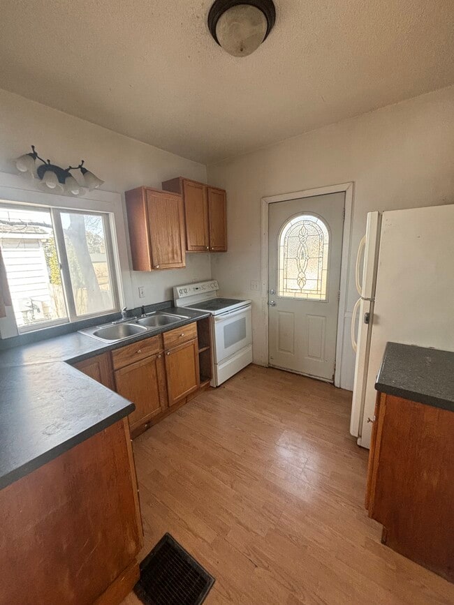 Photo - 303 W 12th St