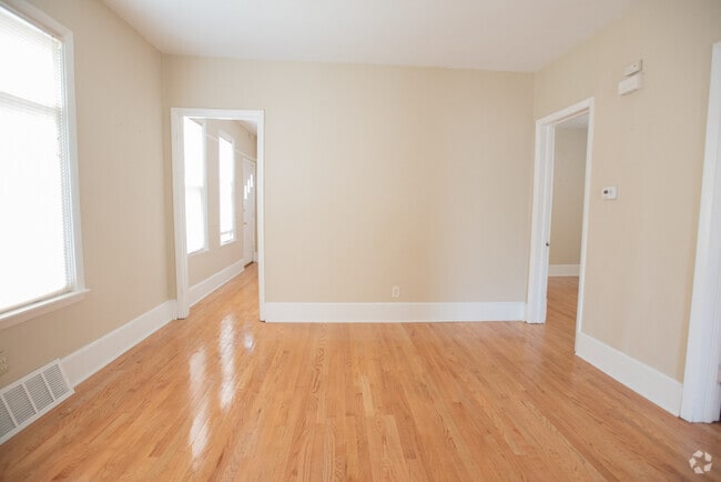 Building Photo - 2429 N Farwell Ave Unit Lower Rental