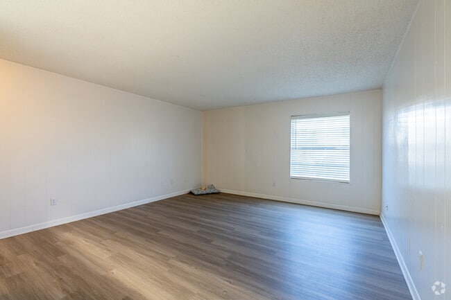 2BR, 2BA - 1020SF - Living Room
