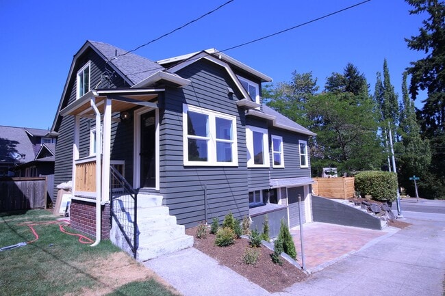 Building Photo - Renovated 5bd/4ba House in Stevens Neighbo...