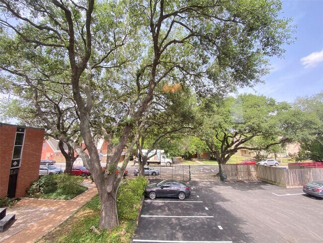 Building Photo - 1112 Lawrence St Unit 13