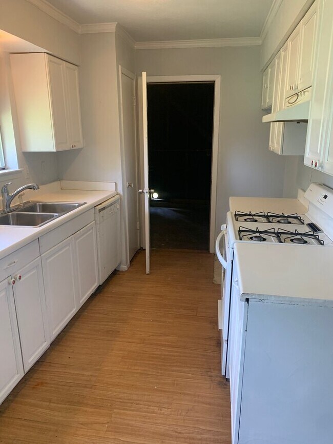 Photo - 679 Edgeglen Dr