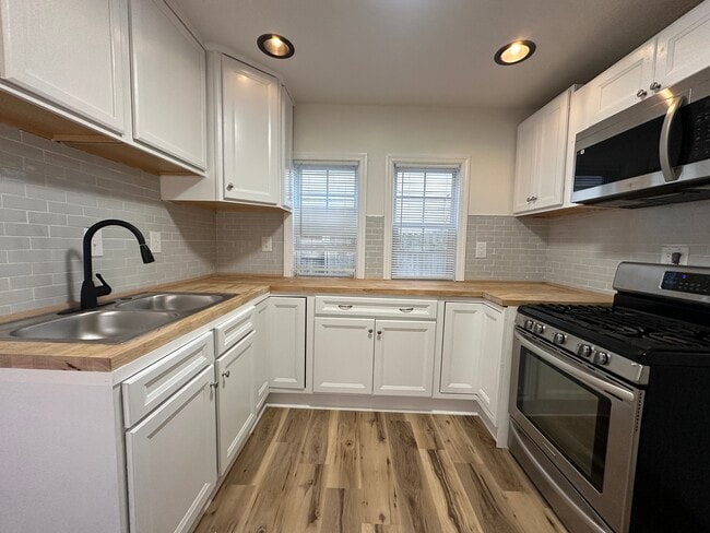 Photo - 1305 Woodward Ave