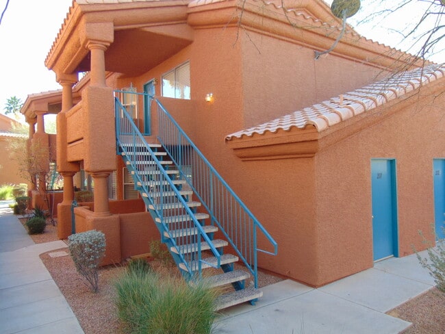 Building Photo - 2-bedroom, 2-bathroom Condo located in Rock Springs II