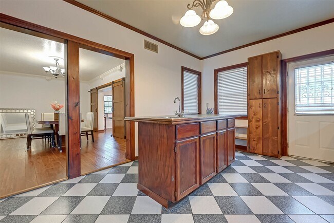 Photo - 2412 Oakdale St