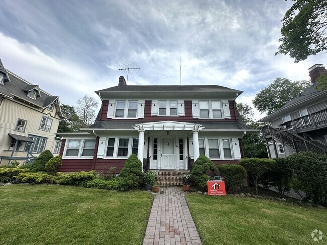 Building Photo - 5 bedrooms, 2.5 bathrooms Rental