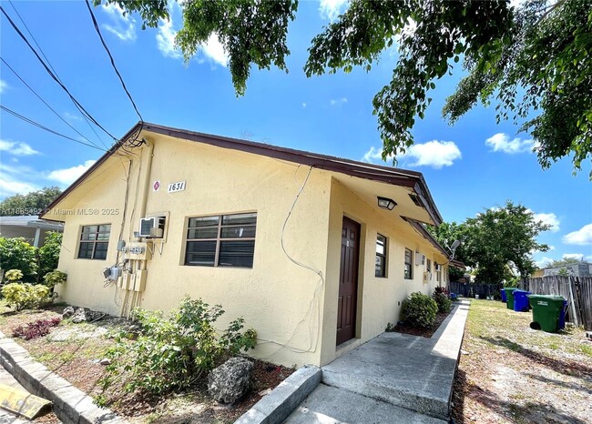 Building Photo - 1631 SW 44th Ave Unit B