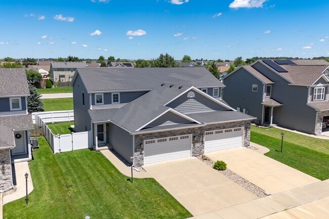 Photo - Spacious 4-Bedroom, 3.5-Bathroom Townhome & 2-Car Garage-West Champaign