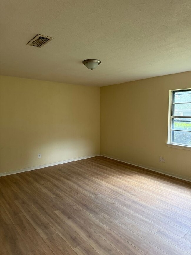 Photo - 108 E Santa Anna St