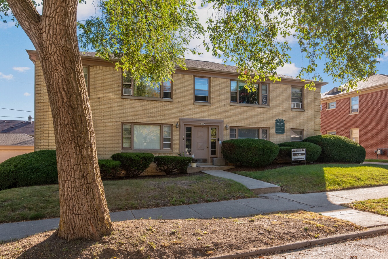 Photo - 608 N 90th St