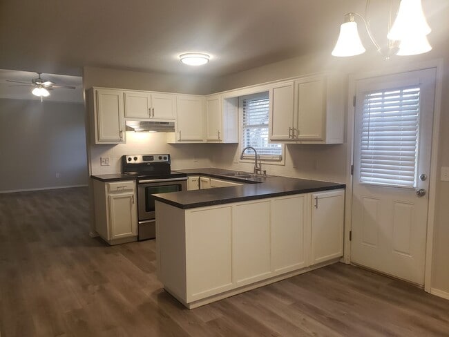 Building Photo - Kickapoo High District w/ Walk-In-Closet