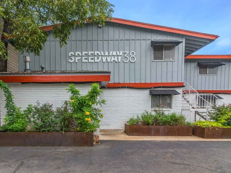 Speedway 38 Exterior