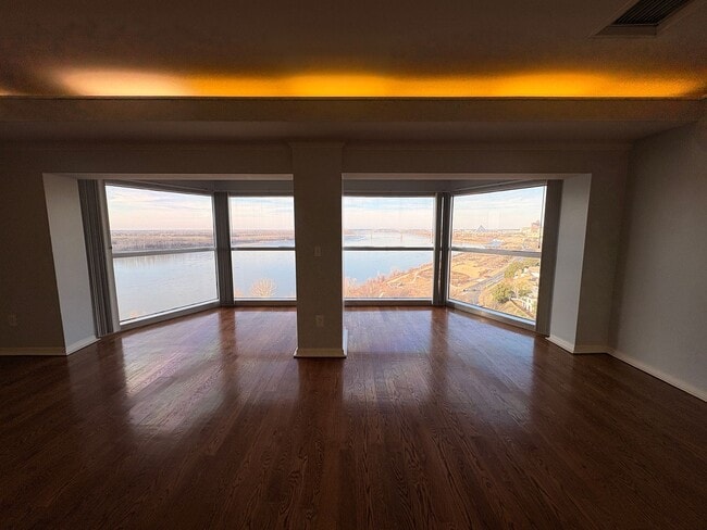 Photo - High Rise on the Mississippi River! 14th Floor! Best View! Gate Parking! Trail to Tom Lee Park! U...