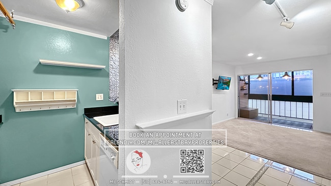 Photo - Bright 1 bed/1 bath located in the heart of Rockridge includes water, garbage, 1 parking! Unidad 211