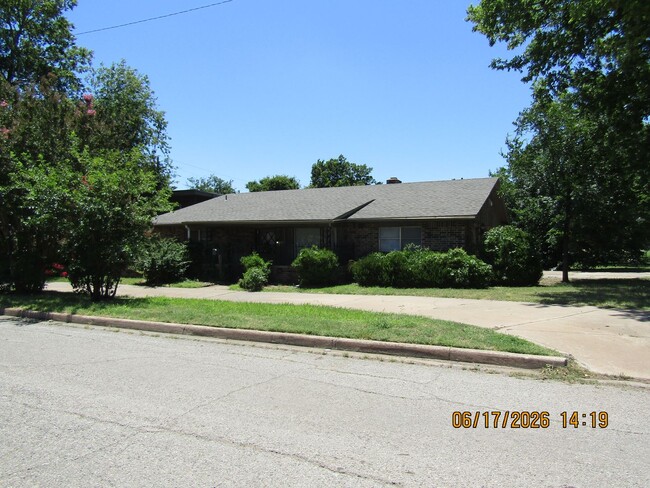 Building Photo - Freshly Painted/New Flooring home located closed to downtown Lawton/Ft. Sill