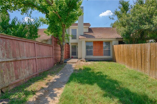 Photo - 6110 N Hampton Dr Townhome