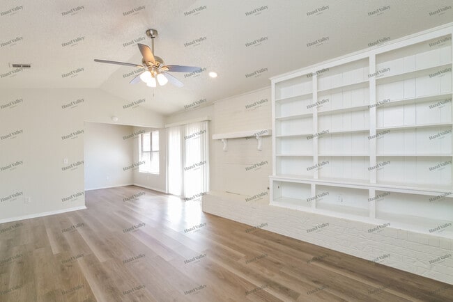 Photo - 216 Oak Tree Dr