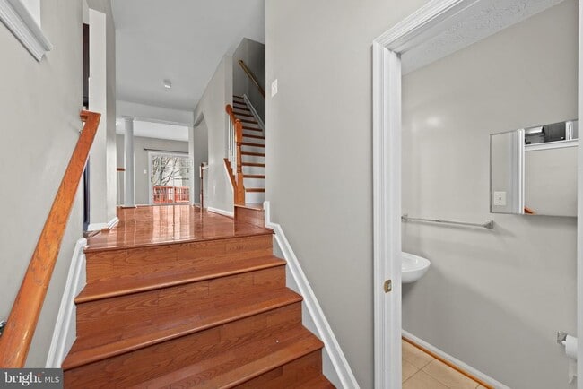 Building Photo - 8833 Hawthorne Ct