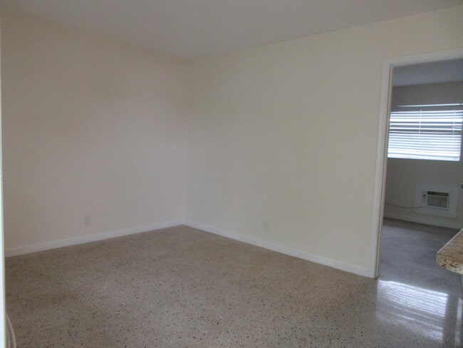 Photo - 1122 N H St Unit 16