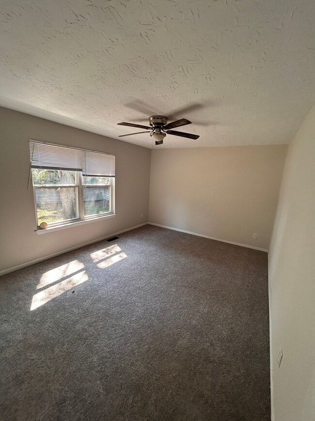 Photo - DELHI - Spacious 3 bed 2 bath on quiet street