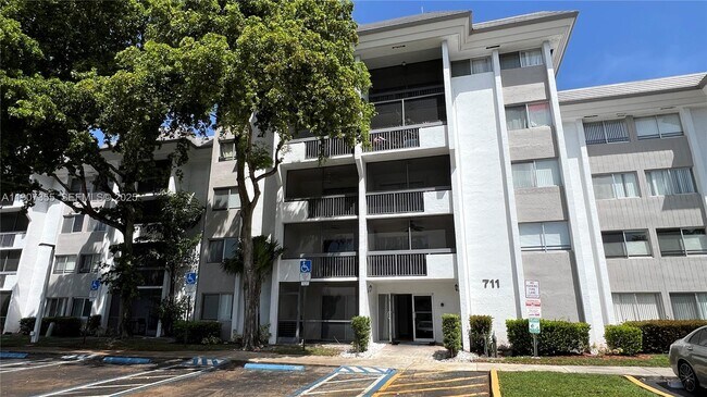 Building Photo - 711 N Pine Island Rd Unit 415