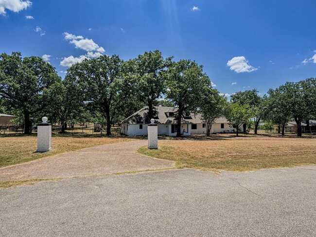 Photo - Beautiful 6 bed, 2 bath home in Burleson!