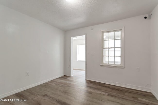 Photo - 859 W 28th St