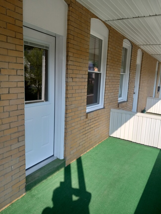 Front porch - 646 Beaver Ave Unit 2