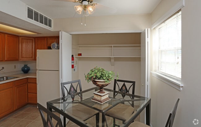 2BR, 1BA - 920 SF