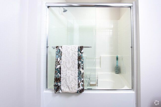 2BR, 2BA-1313 SF