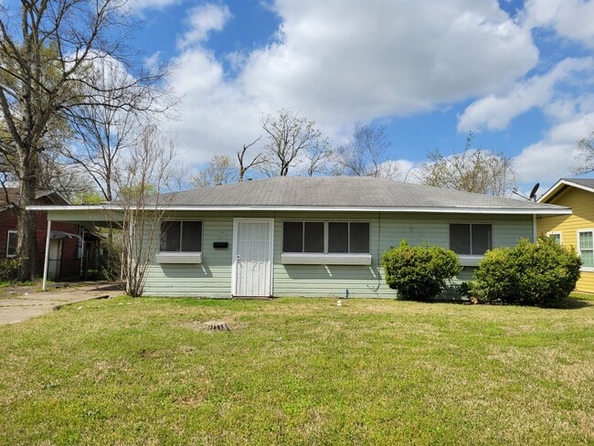 Building Photo - Great 3 bedroom/1 bath home includes gas range and refrigerator!