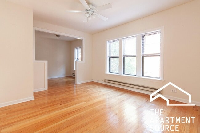 Building Photo - 3823 N Greenview Ave Unit 2