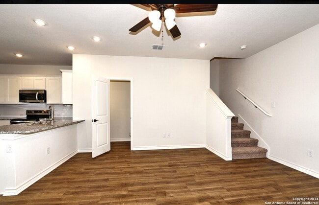 Photo - 2527 Lynwood Bnd