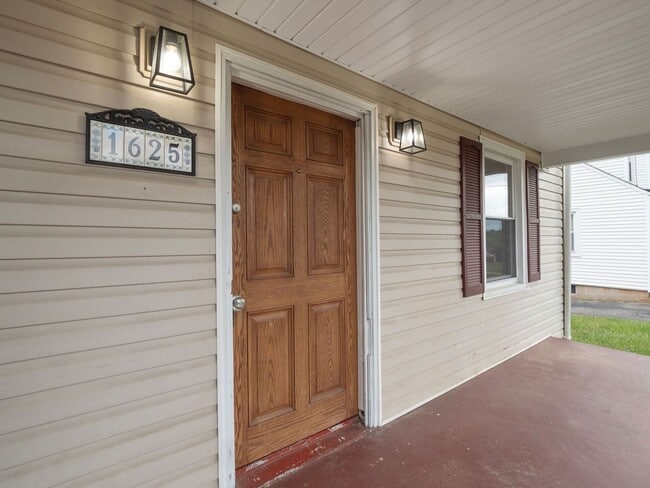 Photo - 4 Bedroom/1 Bathroom Home with Fenced Yard Available in SE Roanoke!