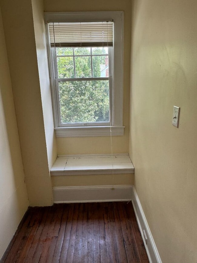 Building Photo - 1533 W Northwest Blvd Rental