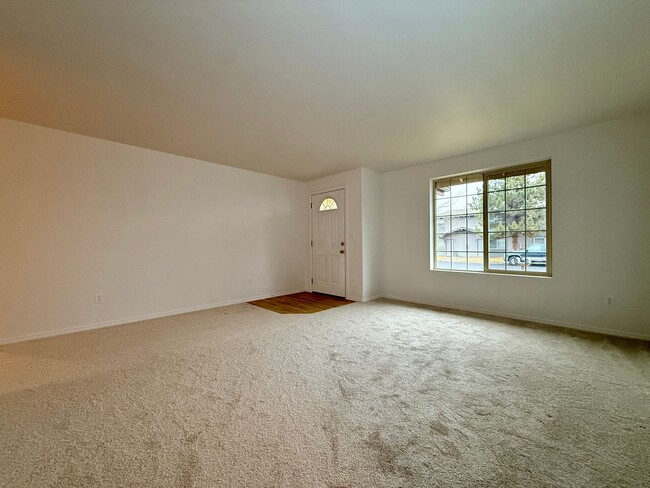 Building Photo - SCHEDULE A TOUR TO VIEW THIS LOVELY HOME IN REDMOND!!