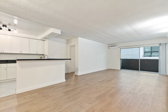 Photo - 642 N West Knoll Dr. Apartments