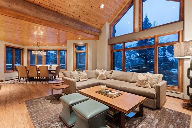 Photo - 395 Silverlode Dr