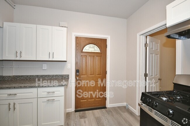 Building Photo - 933 4th Ave Unit 2 Rental