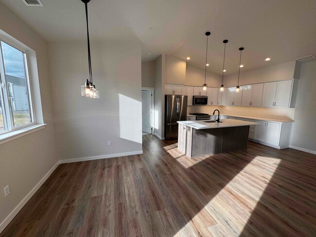 Photo - 994 E RR Ave