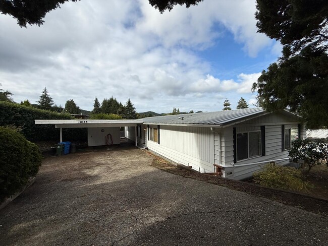 Photo - 1025 Scott Terrace