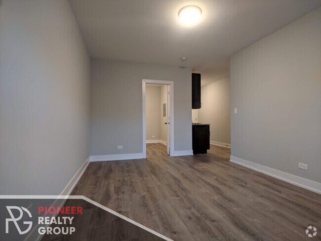 Building Photo - 713 W Brompton Ave Unit 701-709-39 Rental