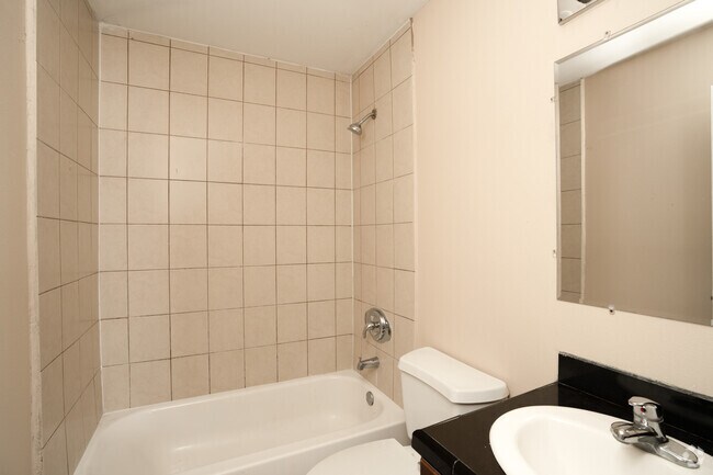 3BR, 2BA - 960SF - Bathroom