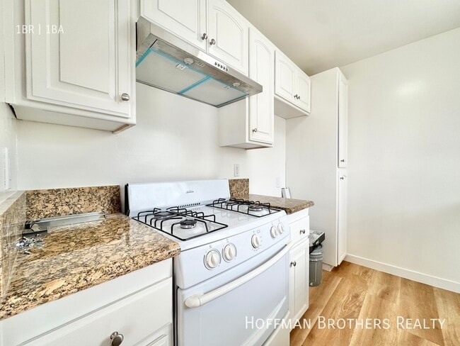 Photo - 1000 N Doheny Dr Unit 106