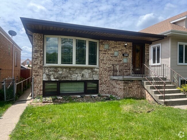 Building Photo - 5712 N Avondale Ave Rental