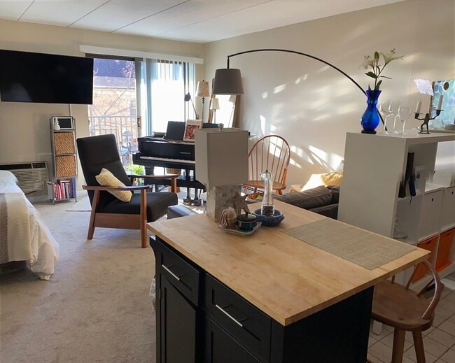 Building Photo - 60 Pleasant St Unit 211