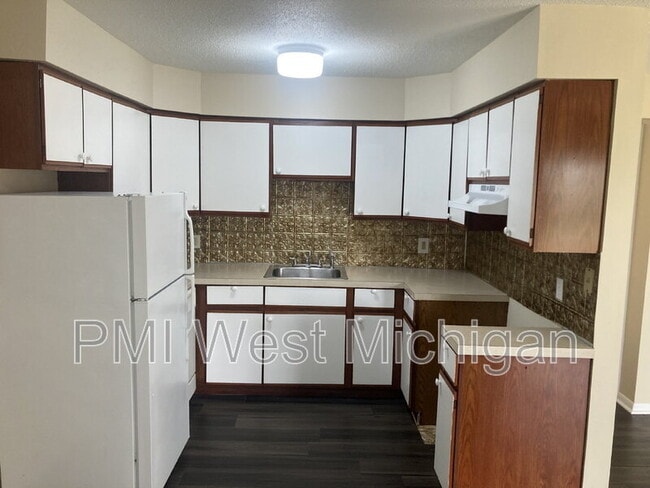 Photo - 6063 In the Pines Dr SE